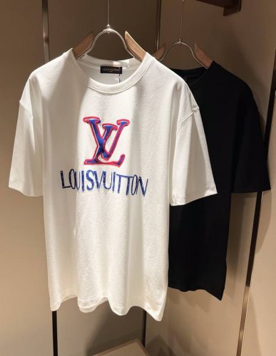 louisvuitt*路易*登 2025春夏全新系列单品上线，非常时髦前卫的一款男女同款短袖T恤，标识Logo图案压胶修饰！区别于以往的不同，宣示品牌传承多年的