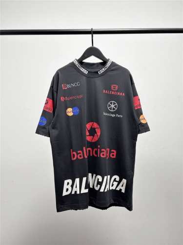 高版本，质量很好！巴黎世家 Balenciaga男女同款赛车徽章彩色满印短袖T恤！此款尺码偏大，最小Xs穿到140斤左右！最大穿到200多斤！ 巴黎世家赛车服短