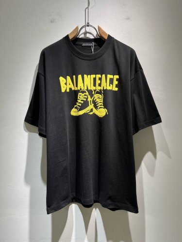 balencia*巴黎*家 2025春夏新款男女同情侣款休闲宽松棉质圆领短袖T恤衫！贸易公司渠道稀出，同步官网发售 ！ 2025春夏最新系列，经典时尚设计元素，