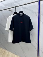 Balenciaga 巴黎世家 2025Fw春夏新品圆领打底外穿T恤，立体感Logo微廓形半袖，活性纯棉打底T恤，棉，手感面糯有骨感，柔而有韧性。工艺处理，韧性