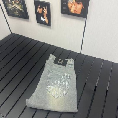 oc-786 Dior最新牛仔裤 驴家顶级用料超柔高棉水洗牛仔面料每一件水洗费用高达常规工艺三倍之多 触感极致细腻 质感非常好 全身简约大气设计 裤子后口袋采用