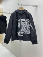 P430 Burberry 马术骑士徽标尼龙外套 工艺说明：面料由高品质的尼龙面料，具有轻盈、耐磨、防风防水等特性，在面料处理上，采用特殊的防水涂层处理技术，以