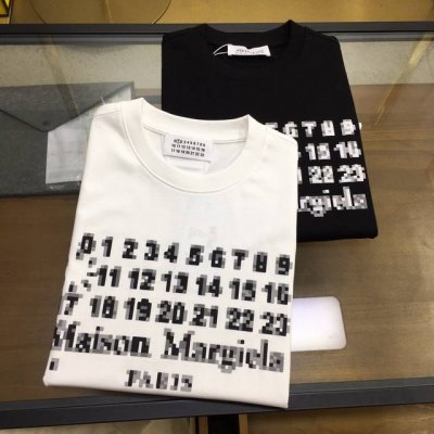 新品 马吉... Xs-Xl下单报身高体重 25春夏季新款短袖圆领T恤衫 材质讲究整体的设计颇具时尚感 今天推荐他家百搭经典款 胸前品牌Logo设计 采用印花设