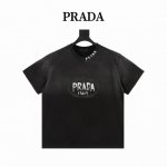 prada 普拉达 手绘字母水洗圆领短袖 定制高克重 针织棉面料精心制作 手感特别的扎实 质感拉满 松软细腻上身舒适 优越的吸湿排汗性能 不闷热 胸前草写Log