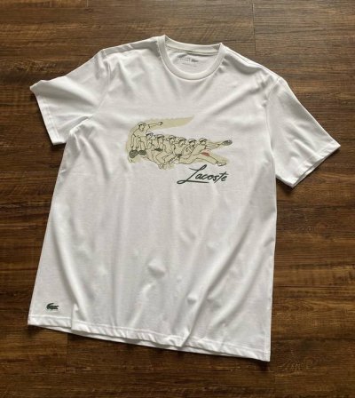 lacoste法鱼男装25春季新款时尚运动印花圆领正肩T恤短袖！！ 这是一件正肩T恤，上身穿着会显得整个人都是非常瘦的，它能更好的显的我们的肩更挺，如果有些男生