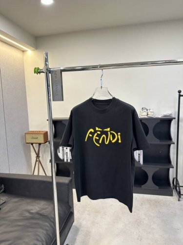 芬迪Fendi 2025春夏新款首发专柜最新款短袖圆领T恤 高端订制 设计前卫时尚！品牌Logo设计 高端定制面料.手感柔软.穿着舒适.专柜级别精致车线.做工精