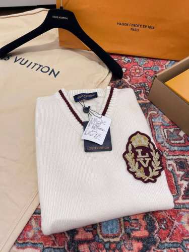 上新！ 不含包装，Louis V*25早春又开挂了 秋冬利用率极高的小马甲背心，就是各种百搭，单穿叠穿再叠穿都很Nice，微松的版型，大V领设计，视觉显瘦的同时