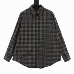款号Y554 Balenciaga巴黎世家 绿格子长袖衬衫 复古感很强的气质绿，抬肤色的同时又很显腔调，偏宽松廓形版型，背后巴黎世家Logo标志，采用独特的石洗
