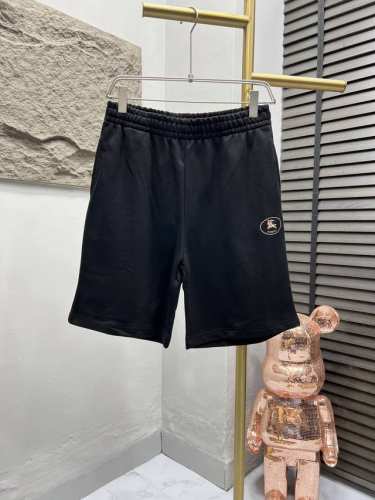 短裤 Burberry 格纹领短袖T恤套装，采用15S精棉平纹，230G；搭配 32S双纱拉架螺纹，300G。提花罗纹工艺是其品牌标志性设计元素之一，结合了经典