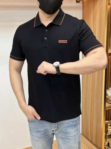 杰尼亚 2025春夏经典的polo领设计 搭配简洁的单排扣 线条利落流畅 巧妙修饰颈部线条 彰显优雅绅士格调 左胸处精致的品牌标识 采用无痕压胶工艺 细腻而平整