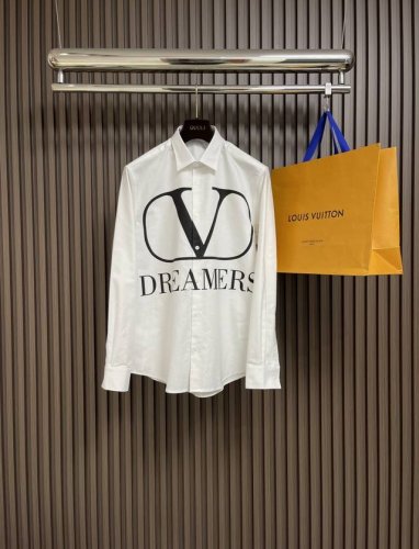 Valentino 华伦天奴2025Ss早春新款印花长袖衬衣，订制丝光府绸面料，质感卓然，单穿还是内搭都非常出挑，贝壳纽扣，印花Logo非常显眼，上身超帅。尺码