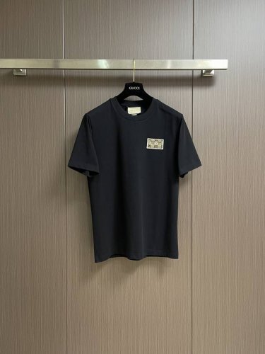 gucci 新款刺绣仔章纯棉圆领T恤 极简风纯棉T恤 刺绣仔章Logo精细度完美无瑕 高品质复刻是对材料与工艺细节的极高要求 面料采用 高克重水洗纯棉布 保证版