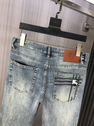 burberry 巴宝莉 2025春夏最新推出男士牛仔裤新品！重工水洗牛仔面料，定制面料和一般牛仔布料比起来，更加柔软舒适！超重工洗水工艺 双工艺洗水 整条裤子