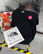 The North Face 北面25夏季新款印花休闲宽松情侣款 短袖T恤D930 细节:版本一比一复刻，吊牌 领标 水洗。 面料：采用40织双纱300克面料，