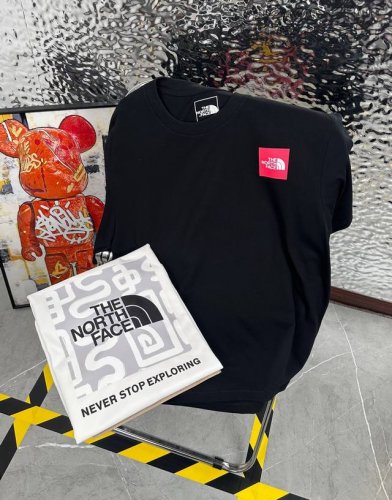 The North Face 北面25夏季新款印花休闲宽松情侣款 短袖T恤D930 细节:版本一比一复刻，吊牌 领标 水洗。 面料：采用40织双纱300克面料，
