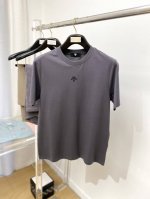 descente迪桑特、2025最新款短袖T恤，帅气时尚，胸口顶级印花图案Logo，简约百搭款。面料棉 不仅挺括，保持潮流的廓形，又穿着舒适，纱织更细腻，码数M