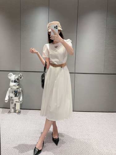 上新 prad* 普拉达 25Ss新款短袖连衣裙 减龄少女 三角标修身配腰带 修身显瘦！！ 颜色：黑色 白色 码数：Sml S码推荐： 80~100 M码推荐：