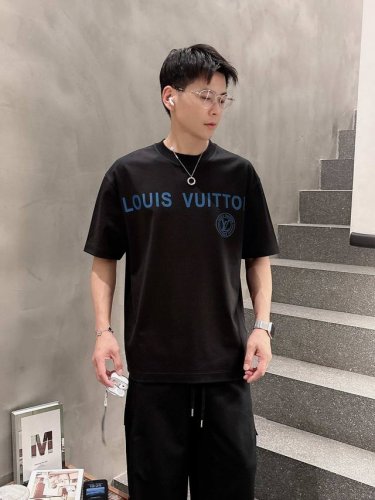 lv 2025春夏新款首发专柜最新款短袖圆领T恤 高端订制 设计前卫时尚！品牌Logo重工艺设计 高端定制丝光云朵棉面料.手感柔软.穿着舒适.专柜级别精致车线.