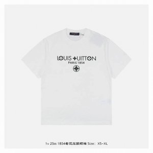 LV 25Ss 1854老花压胶短袖 面料采用230克重精梳棉 定制32支1*1螺纹 成衣两遍水洗处理 面料舒适亲肤无异感 定制定染面料 纺织密度高 垂感佳 不