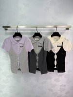 Miu*新款 三色短袖 Logo点缀修饰 上身显瘦百搭 色碼 T226B