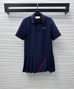 Gucc*2025新品上架 翻领撞色连衣裙 定制Yb进口斜纹全棉材质 柔软细腻透气 翻领半开襟纽扣调节方便穿脱 配合螺纹撞色红绿色条纹处理 增添造型层次感 胸前