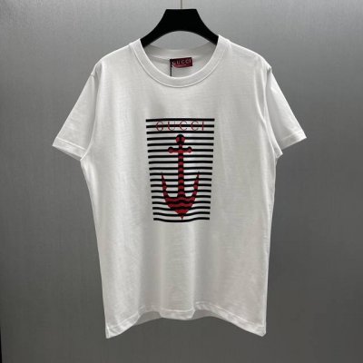 Gu印花针织棉T恤 size : S-Xl 2025早秋系列匠心融蕴条纹 船锚图案和品牌标识 以海洋风设计为休闲廓形添姿加彩 缔造理想海派穿搭单品 这款下恤以白