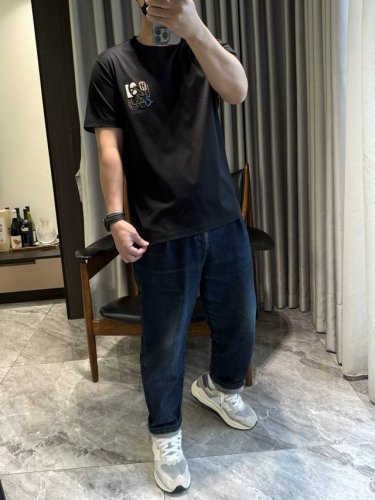 爱*仕 He*MèS 2025春夏，柜在售！H Puzzle皮绣点缀圆领短袖T恤衫，年年经典 羊羔皮绣点缀设计，丰富而有层次的细节质感 合体的剪裁 领口微微贴合