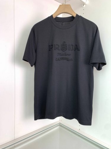 prad 25Ss春夏系列圆领T恤 尺码: M-5Xl 版型 微阔版型 克重 160克重 成份 80支长绒面料 面料纹路平整清晰 触感清薄干爽 工艺 图案做刺绣