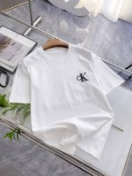 ck 三标齐全。 2025夏季新款最新品短袖，专柜同步有售，原单狠货，时尚进口原版科技面料，上身舒适透气，原版定制五金辅料，上身帅气有型，三标齐全，推荐款，档次