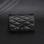 louis Vuitton Lv Go-14 Mm中号手提包链条单肩包M22891 本款 Go-14 中号手袋取材华美羊皮革 以绗缝图案致敬品牌传统行李箱设计