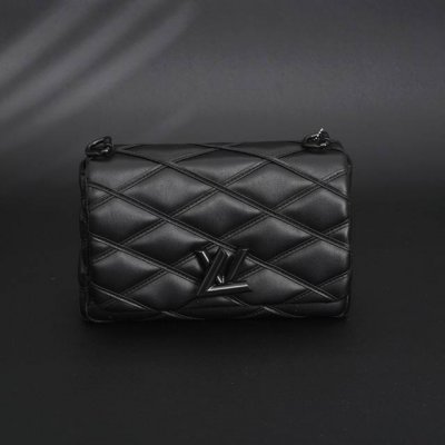 louis Vuitton Lv Go-14 Mm中号手提包链条单肩包M22891 本款 Go-14 中号手袋取材华美羊皮革 以绗缝图案致敬品牌传统行李箱设计