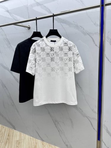 LV*路易*登 2025Fw春夏新品圆领打底外穿T恤，立体感Logo微廓形半袖纯棉打底，手感面糯有骨感，柔而有韧性。工艺处理，韧性和抗皱性能得到大幅度提高。微廓