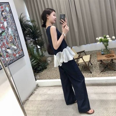 铜氨丝砂洗套装 面料采用铜安丝人丝与人棉混纺，经过特殊砂洗工艺处理，手感非常细腻亲肤，夏日也不闷热，透气吸汗！极简的版型，拼接波浪形纱下摆，会适应不同体型修身，