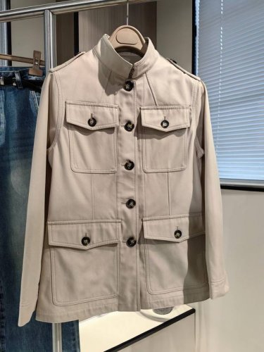 码数：160 165 170 175 春季新品立领短款风衣 面料材质1：65%棉35%聚酯纤维 面料材质2：100%聚酯纤维 设计师总监面料研发了五个月 贵族旅
