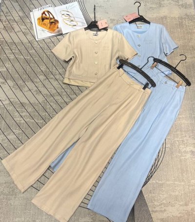 miumiu 2025夏装新款套装，圆领开衫短上衣胸前刺绣Lo7O，搭配阔腿长裤，版型宽松休闲慵懒风，天丝麻面料柔软透气，2色Sml、