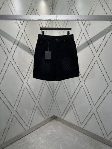 驴家 25Ss新款阔腿牛仔裤为水洗复古丹宁布铺陈深浅不一的 Damier 植绒图案，再将 Marque L.Vuitton DéposéE 标识融入其间。珠光扣