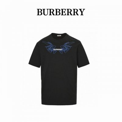 Burberry 巴宝莉 25Ss 领口骑士战马印花短袖 采用32支250G纯棉面料，上身非常的舒服，质感区别于普通棉质面料 ，领口蓝色立体发泡胶设计，让人眼前