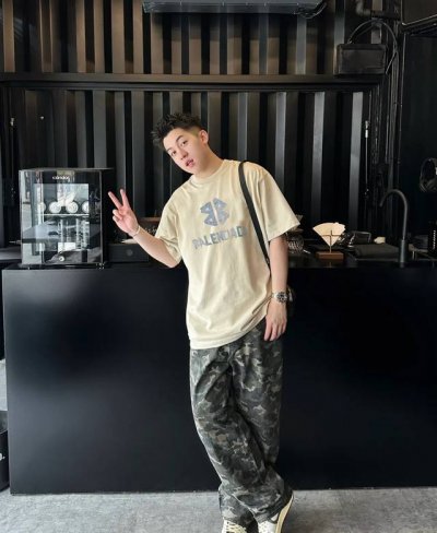 balenciag*巴黎25S新款圆领T恤.重水洗潮牌T恤！男女同款～不同工艺呈现不一样的视觉感受，立体烫画图形设计.品牌字母层叠设计.层层有玄机.非常帅的轮廓