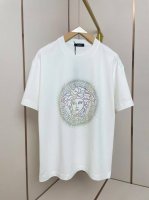 范思哲经典重工闪钻T恤 经典美杜莎头像 各个角度看 都是不一样的效果。经典永不过时 280克纯棉面料舒适透气 黑白双色 男女同款 码数S-Xxl