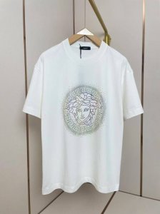 范思哲经典重工闪钻T恤 经典美杜莎头像 各个角度看 都是不一样的效果。经典永不过时 280克纯棉面料舒适透气 黑白双色 男女同款 码数S-Xxl