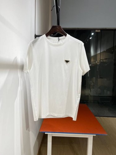 新品 原单渠道 匠心之作 pra丝光棉圆领短袖金色铁标装饰T恤 极简商务休闲风格来自pd新秀丽作 铸就最为优雅的休闲时尚气息 常规设计裁剪 兼具个性时尚范儿 与