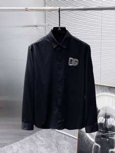 杜嘉班纳 Dg 2025Ss新款长袖 衬衫 衬衣，高端版本！专柜定制面料 透气舒适度高，细节无可挑剔，品牌元素设计理念，体现高品质。手感细腻柔软！呈现休闲裁剪，