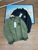 150，品名:Ny大字母棒球服 Mlb纽约洋基队徽后背大印花棒球夹克外套！ 情侣款 男女同款的两色，可以搭配情侣装哦~相信我，一眼看去，这款绝对是你想要的Fee