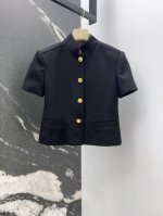 l家 25Ss———春夏新品立领小短款外套 重磅定制斜纹面料+老花里布细节感满满 属于非常耐看的单品 正肩小立领短款版型加倍洋气 上身轻松显高显瘦 百穿不厌 高