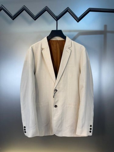 顶级代购版本★Zegna&杰尼亚2025Ss新款翻领休闲西装外套！ 采用进口100%亚麻面料，透气吸汗，柔软舒适，环保抗菌；胸前饰以品牌Logo，低调有型，辨识