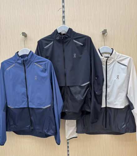 on昂跑新款男士立领防晒服夹克外套！经典时尚款，客供轻量化防晒科技面料，3D立体裁剪版型，后片网眼拼接设计，更清爽更透气！精美3M反光印花，袖口、下摆包条，做工