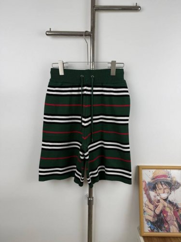 款号G621 新款Burberry巴宝莉经典款针织绿条纹直筒针织短裤男女同款 最高版本 小红书推荐的爆款 各大网红上身 版型超级的好 超级显腿长 面料采用针织面