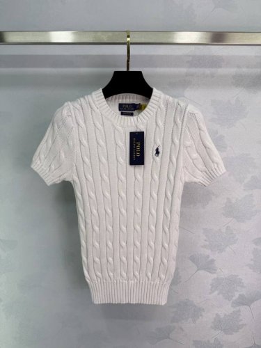 拉夫Ralphlauren*以品牌标志性的绞花编织工艺，诠释复古与现代交融的精致感。修身版型巧妙勾勒女性曲线，棉质针织透气亲肤，赋予春日穿搭柔软暖意与自在格调。