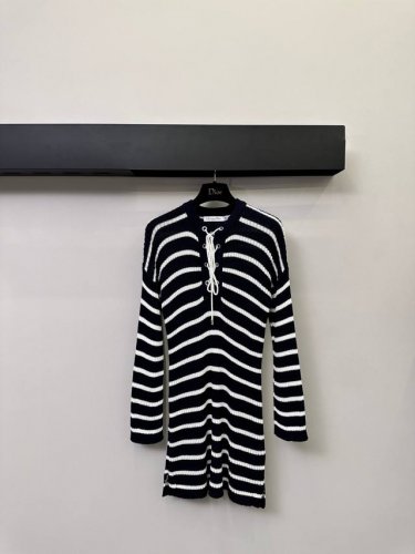 Dior 2025Ss 条纹绑带针织长袖连衣裙，官网同步独特的圆领中间绑带设计，巧妙勾勒出女性的柔美经典条纹设计，简约而不失时尚感，轻松驾驭各种场合长袖展现手臂