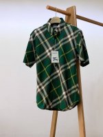 Burberry 巴宝莉 最新Vintage格纹棉质半袖衬衫，Bur粉闭眼入～此款由新任Bur首席创意总监Riccardo Tisci 操刀,经典的格纹设计，搭
